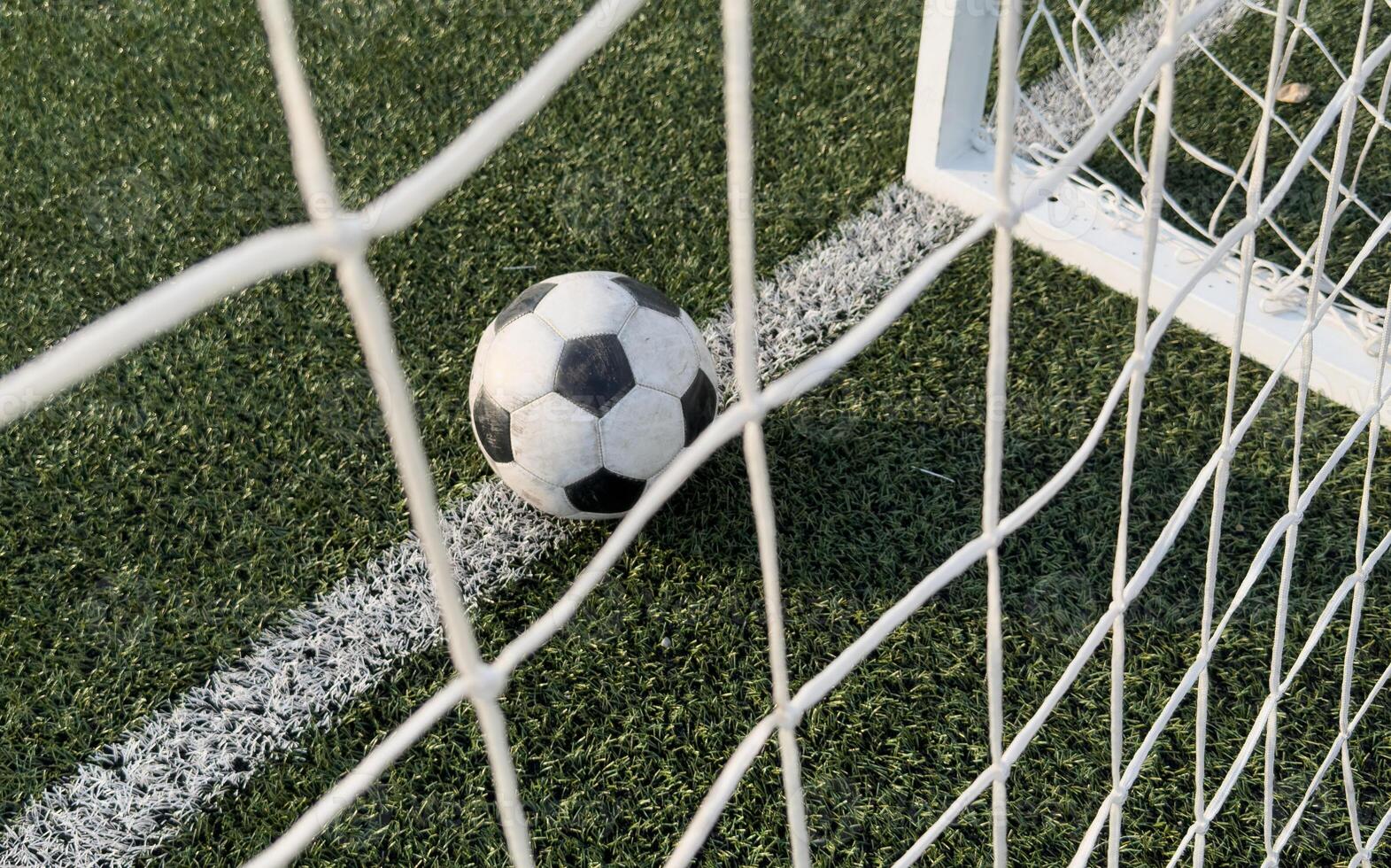 Pros & Cons of College Soccer